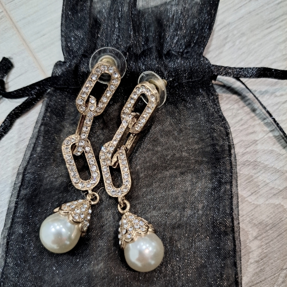 Nwot Beautiful date night earrings 💎💎💎💎💎💎💎